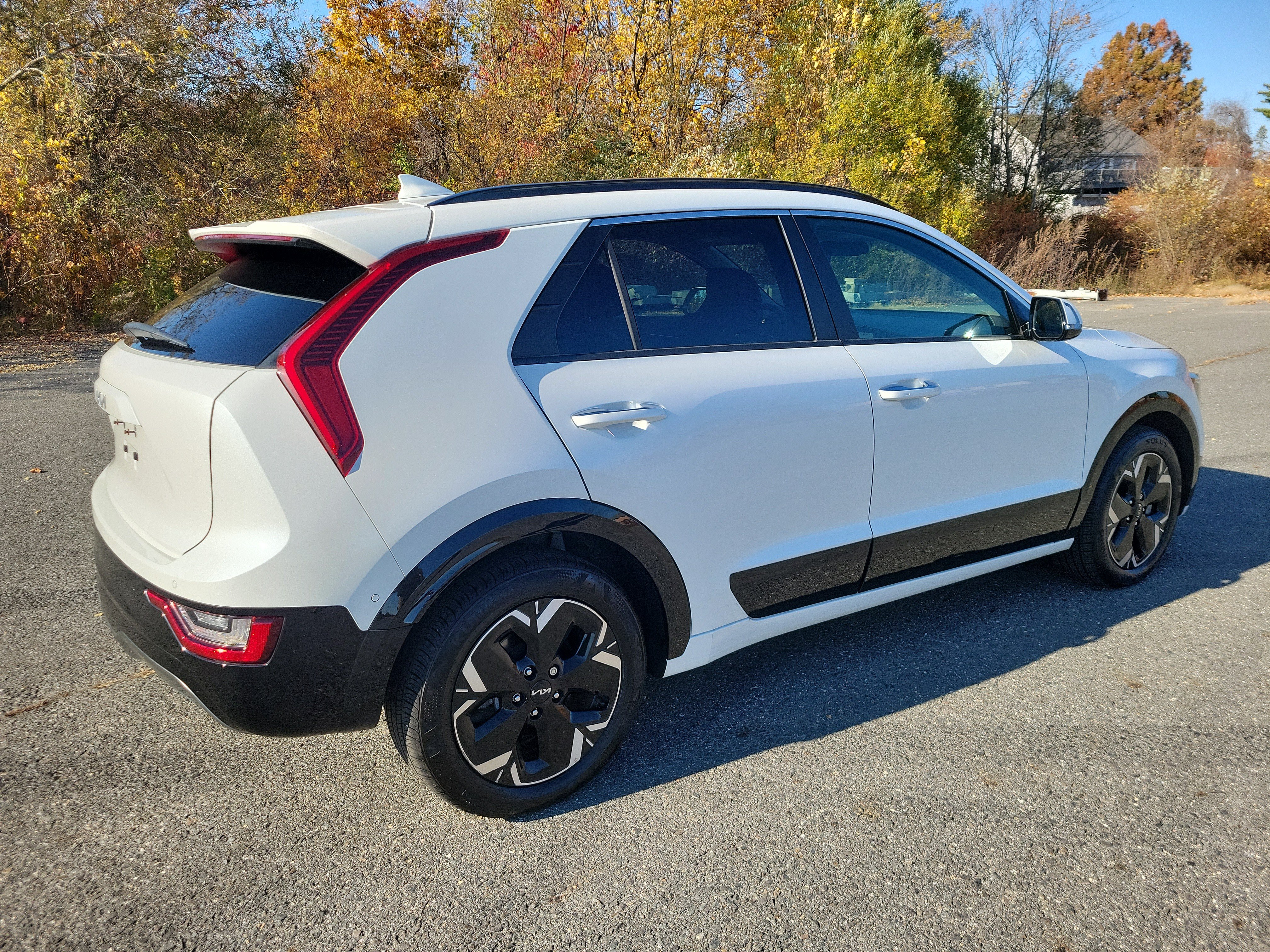 Used 2023 Kia Niro Wave w/ Wave Preserve Package FWD image 5