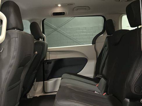 Used 2017 Chrysler Pacifica Touring FWD image 24