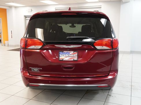 Used 2017 Chrysler Pacifica Touring-L FWD image 8