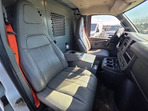 Used 2017 Chevrolet Express 2500 RWD image 8