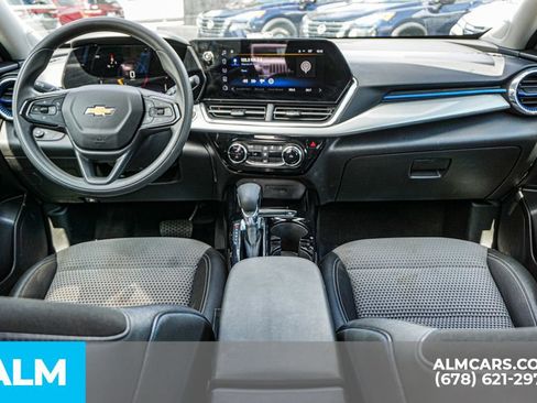 Used 2025 Chevrolet Trax LT FWD image 24