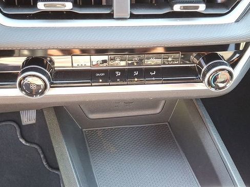 Used 2025 Chevrolet Equinox LT FWD image 9