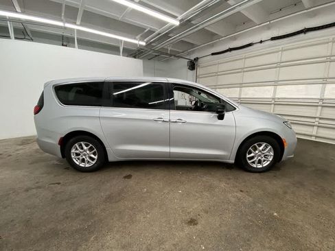 Used 2024 Chrysler Pacifica Touring-L FWD image 7
