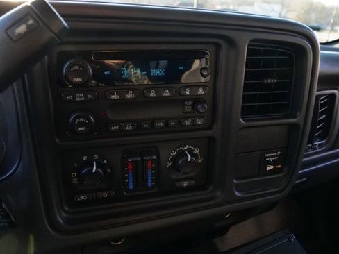 Used 2006 GMC Sierra 3500 SLE w/ Heavy-Duty Power Package image 16