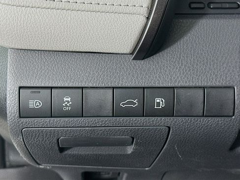 Used 2018 Toyota Camry LE image 16