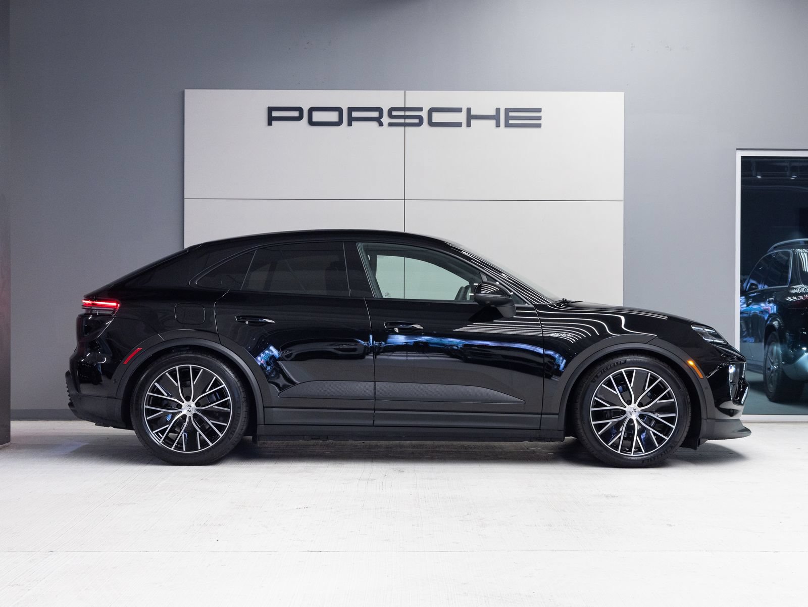 Certified 2026 Porsche Macan 4 Electric AWD/4WD image 8