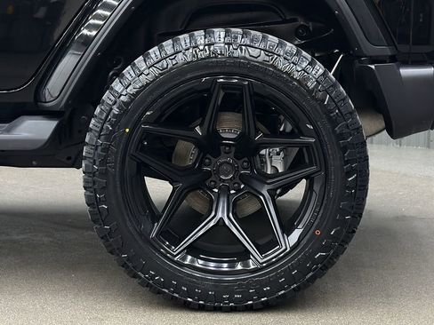 Used 2024 Jeep Wrangler Unlimited Sahara w/ Safety Group image 12