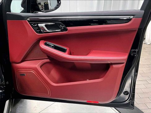 Used 2025 Porsche Macan image 29