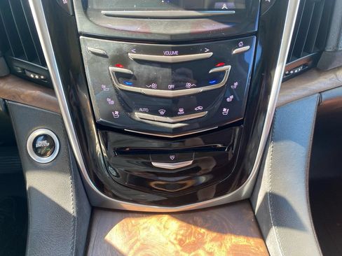 Used 2019 Cadillac Escalade Premium Luxury AWD/4WD image 24