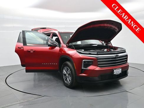 Used 2025 Chevrolet Traverse LT w/ Driver Confidence Package image 39