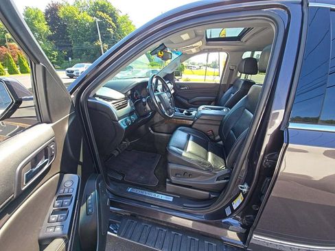 Used 2017 Chevrolet Suburban LT w/ LT Signature Package AWD/4WD image 3