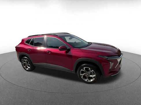 Used 2025 Chevrolet Trax LT FWD image 2