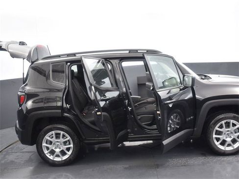 Used 2023 Jeep Renegade Latitude w/ Premium Group image 44