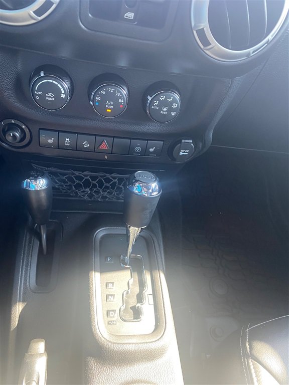 Used 2015 Jeep Wrangler Unlimited Sahara w/ Connectivity Group AWD/4WD image 14