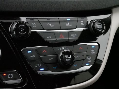 Used 2024 Chrysler Pacifica Touring-L image 23