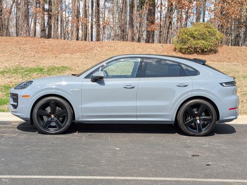 Certified 2025 Porsche Cayenne S AWD/4WD image 2