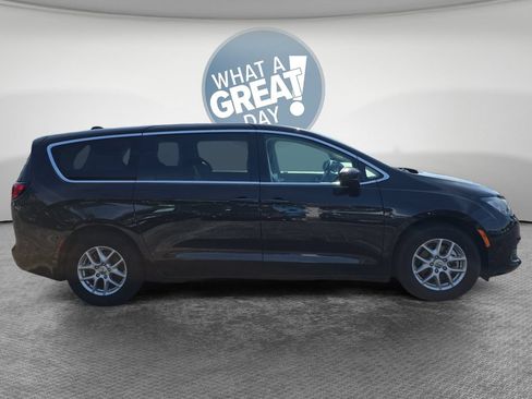 Used 2023 Chrysler Voyager LX FWD image 2