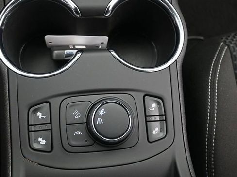 Used 2024 GMC Terrain SLE w/ Driver Convenience Package image 29