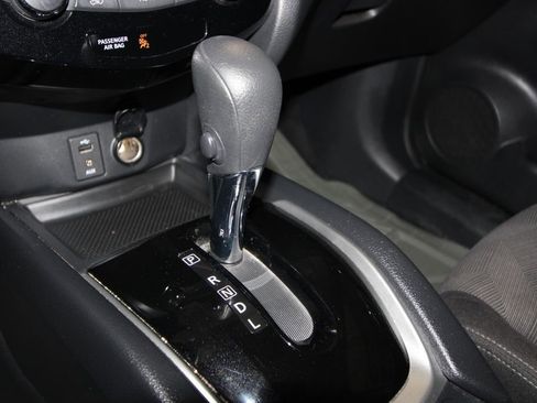 Used 2016 Nissan Rogue SV w/ SV Premium Package image 16