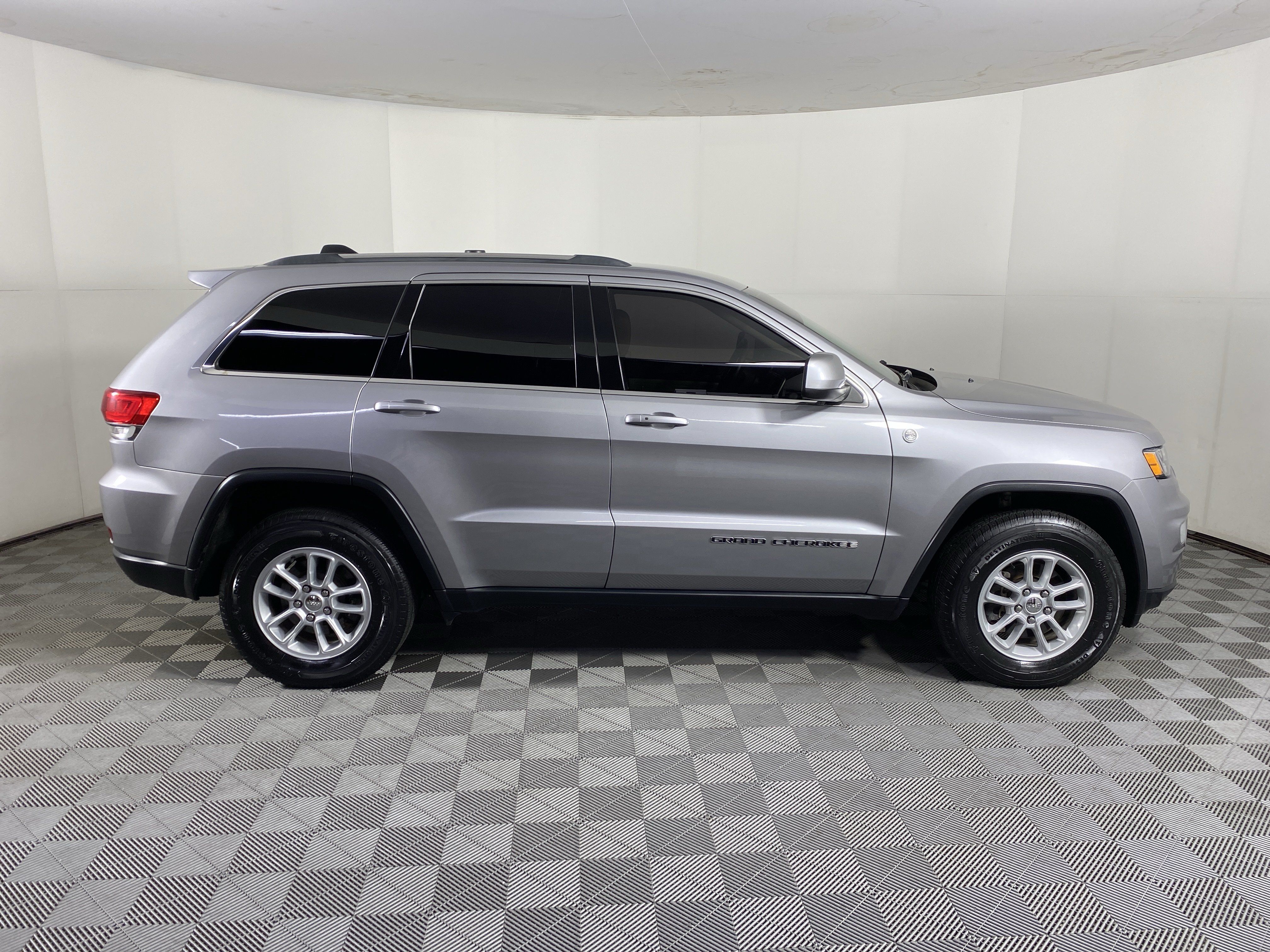 Used 2018 Jeep Grand Cherokee Laredo AWD/4WD image 6