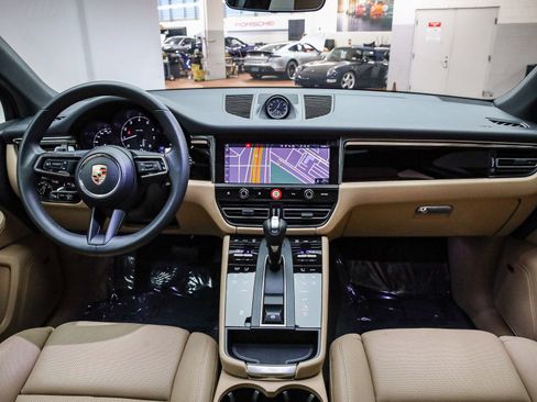 Certified 2025 Porsche Macan image 16