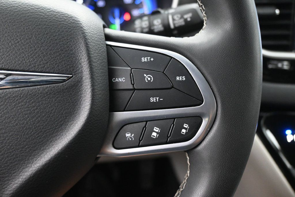 Used 2023 Chrysler Pacifica Touring-L FWD image 27