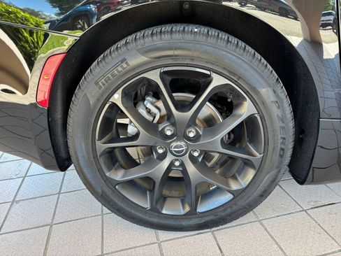 Used 2025 Chrysler Pacifica Limited FWD image 35