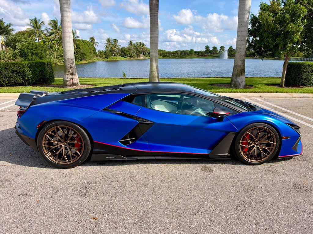 Used 2025 Lamborghini Revuelto AWD/4WD image 5