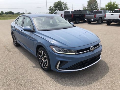 Used 2025 Volkswagen Jetta SE FWD image 9