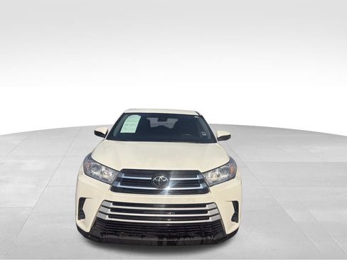 Used 2017 Toyota Highlander LE w/ Carpet Mat Package AWD/4WD image 2