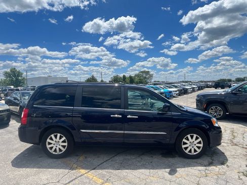 Used 2016 Chrysler Town & Country Touring w/ Driver Convenience Group FWD image 5