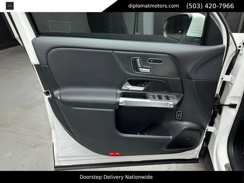 Used 2024 Mercedes-Benz EQB 300 4MATIC image 23