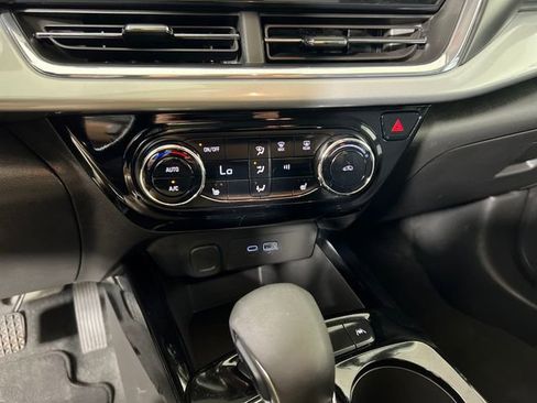 Used 2025 Chevrolet Trax LT w/ LT Convenience Package FWD image 19