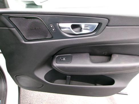 Used 2021 Volvo XC60 T5 Momentum w/ Premium Package image 19