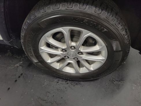 Used 2021 Jeep Grand Cherokee Laredo image 10