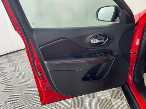 Used 2019 Jeep Cherokee Trailhawk AWD/4WD image 17
