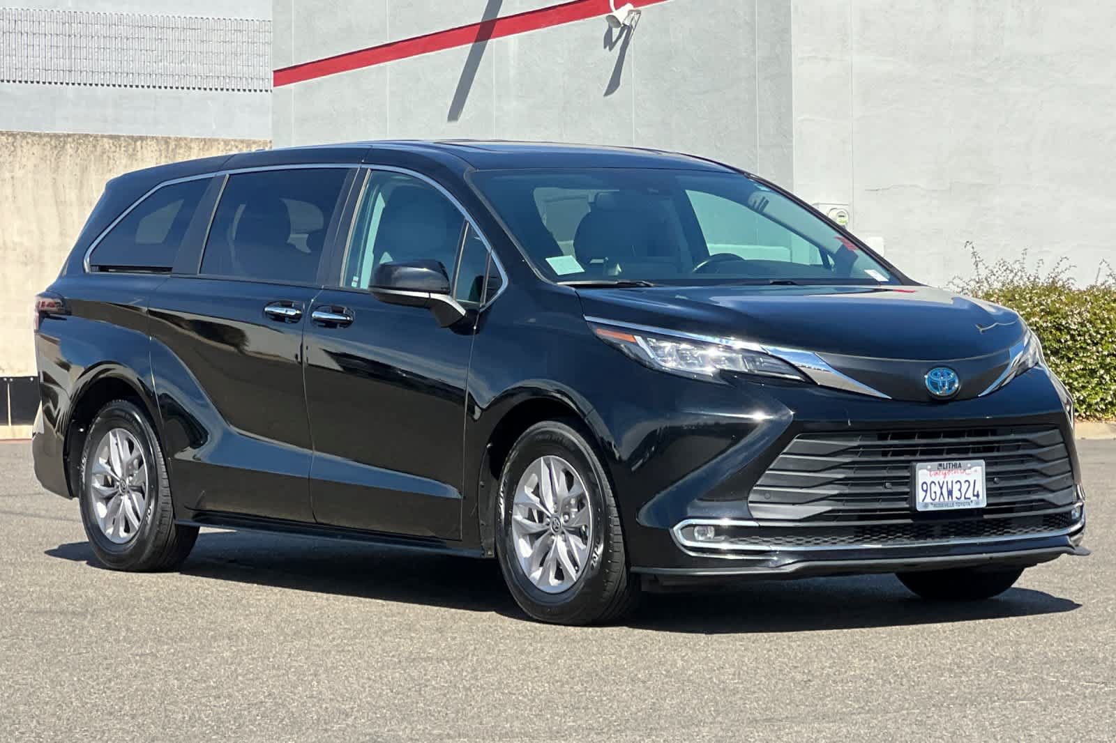 Used 2023 Toyota Sienna XLE AWD/4WD image 5
