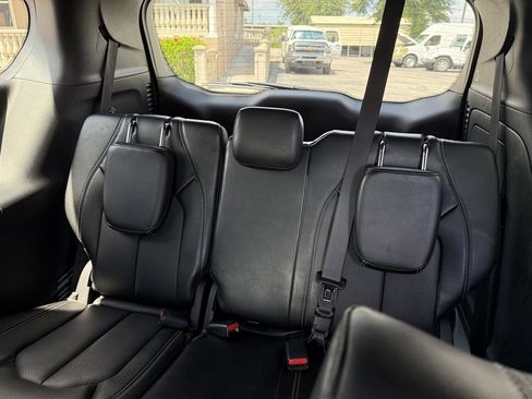 Used 2024 Chrysler Pacifica Limited FWD image 12