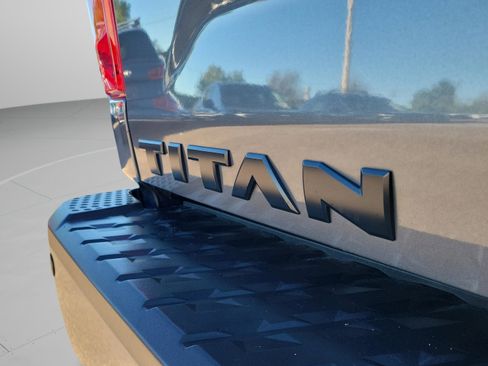 Used 2019 Nissan Titan SV w/ SV Convenience Package image 8