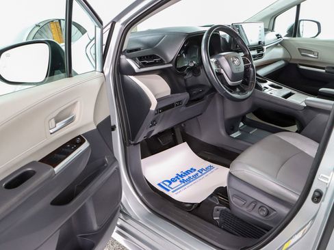 Used 2021 Toyota Sienna XLE image 3