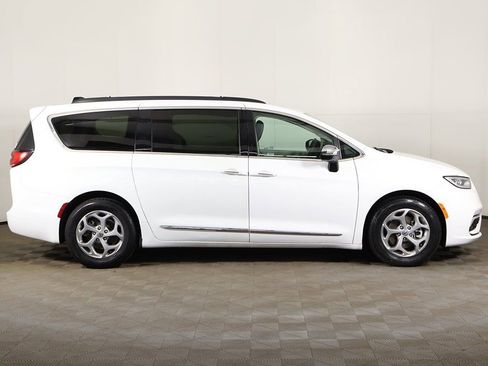 Used 2023 Chrysler Pacifica Limited FWD image 22