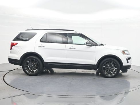 Used 2018 Ford Explorer XLT w/ Equipment Group 202A FWD image 4