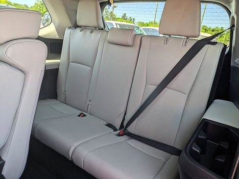 Used 2024 Toyota Grand Highlander XLE FWD image 24