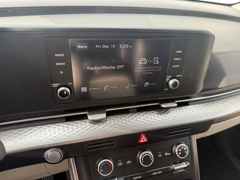 Used 2024 Kia Carnival LX image 12