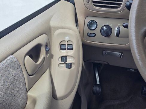 Used 2001 Chrysler Town & Country LX FWD image 12