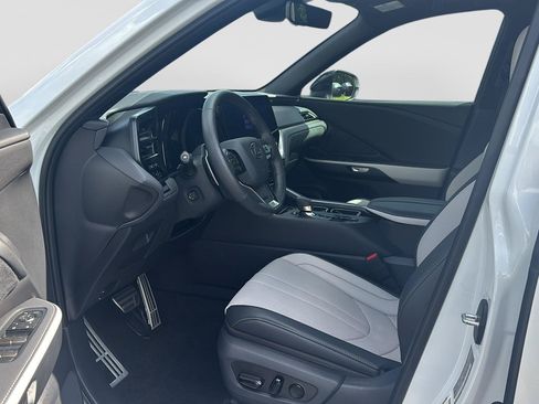 Used 2026 Lexus TX 500h AWD w/ Technology Package image 18