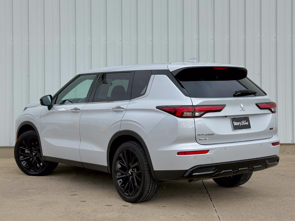 Used 2024 Mitsubishi Outlander SE Black Edition AWD/4WD image 4
