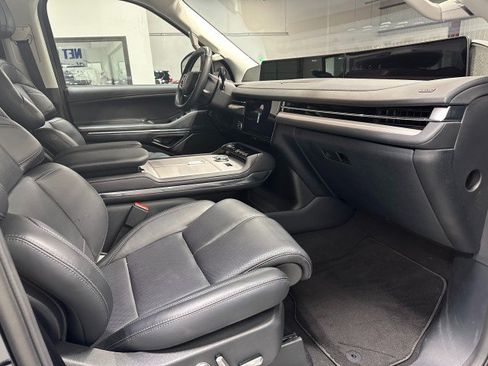 Used 2025 Lincoln Navigator Reserve AWD/4WD image 24