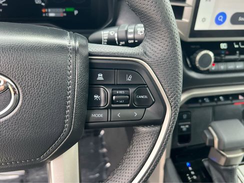 Used 2025 Toyota Sequoia 4WD image 32