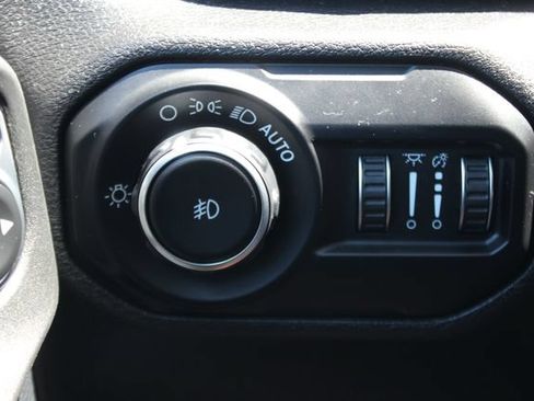 Used 2018 Jeep Wrangler Unlimited Sahara w/ Dual Top Group AWD/4WD image 17